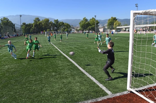 Geleceğin futbolcuları Osmangazi'de sahaya çıktı