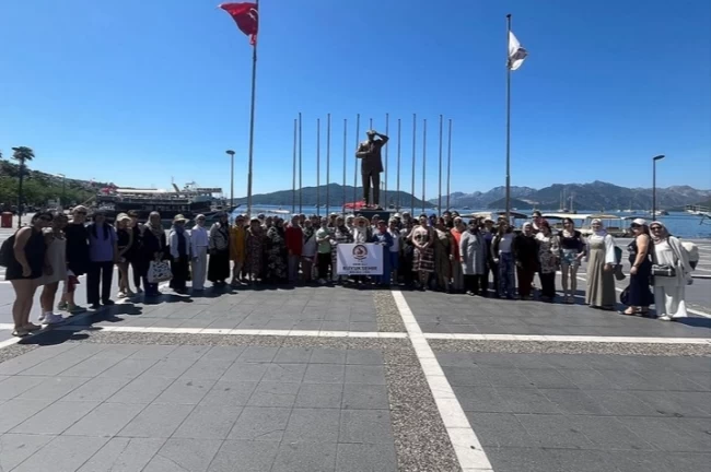 Denizli'de yüzme öğrenen kadınlar ilk kez denizle tanıştı