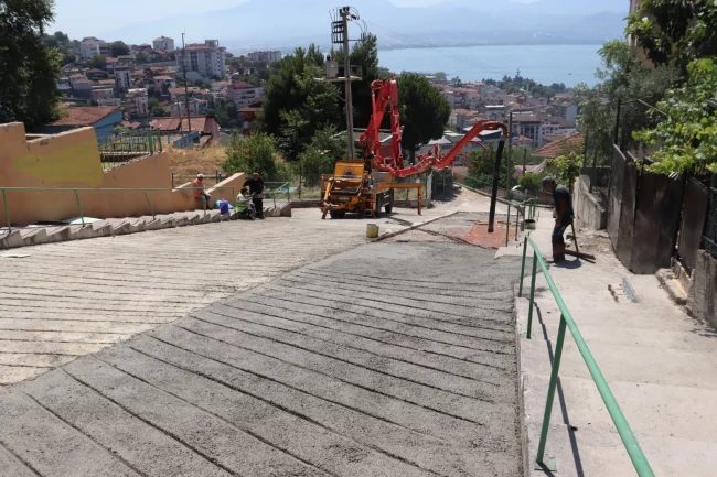 Kocaeli İzmit'te 20 yıllık soruna 'beton yol' çözümü