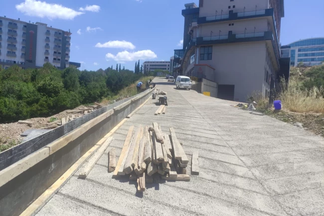 İzmit'te Kabaoğlu'nda parapet çalışması