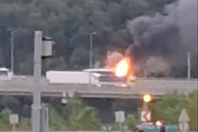 Düzce'de yolcu otobüsü yandı: İstanbul istikameti kapatıldı