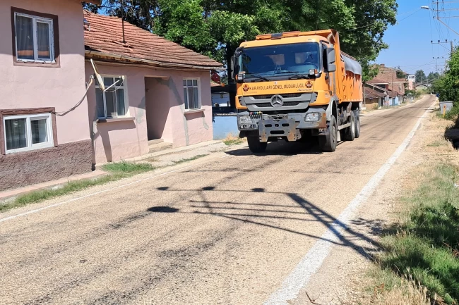 Bilecik'te eriyen asfalta karayollarından acil müdahale!