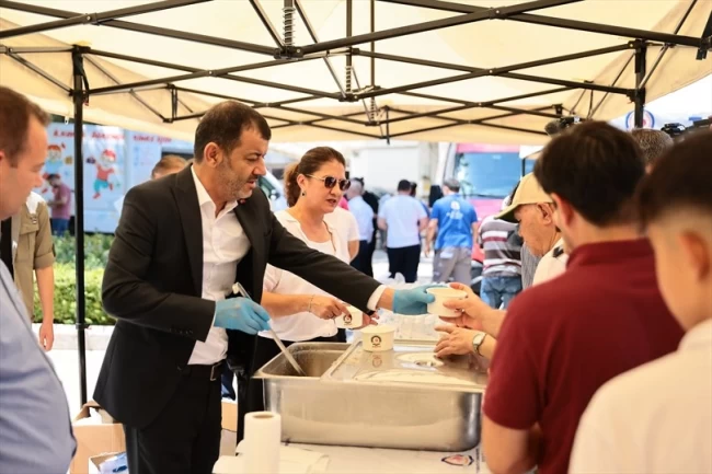 Denizli Büyükşehir'den vatandaşa aşure ikramı