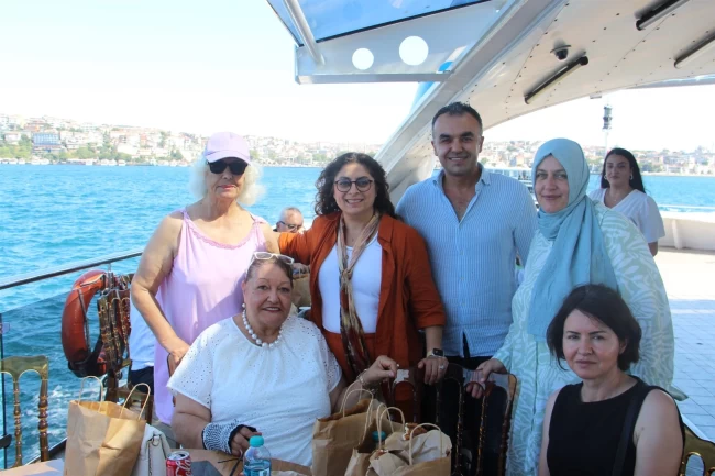 Darülaceze sakinlerinin İstanbul'da Boğaz keyfi