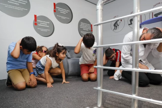 Mersin'de Mercan Bilim Merkezi'nde çocuklara afet bilinci eğitimi