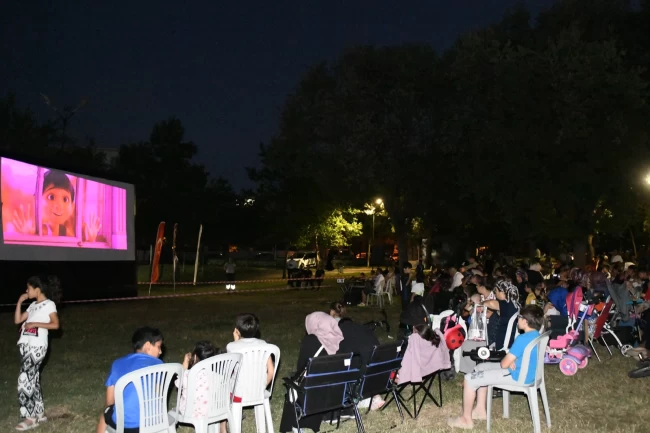 Bursa Osmangazi'de açık hava sinema keyfi devam ediyor