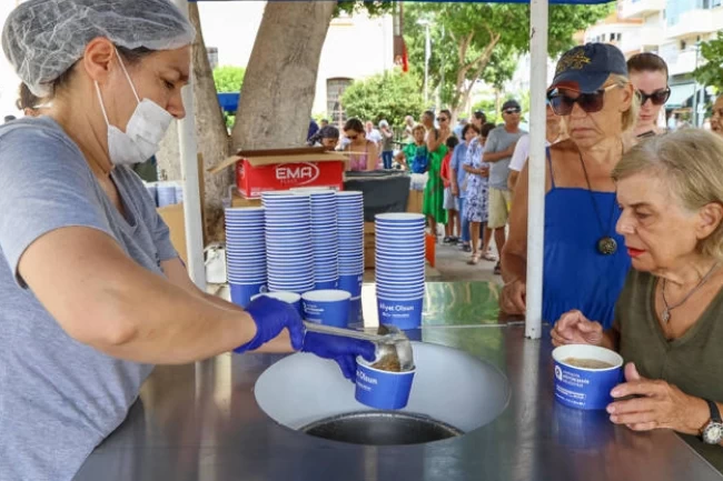 Antalya'da geleneksel aşure ikramları devam ediyor