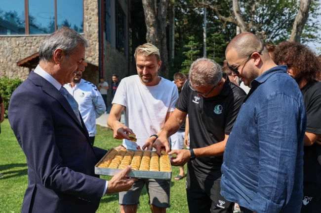 Başkan Alemdar'dan Bolu kampına baklavalı moral