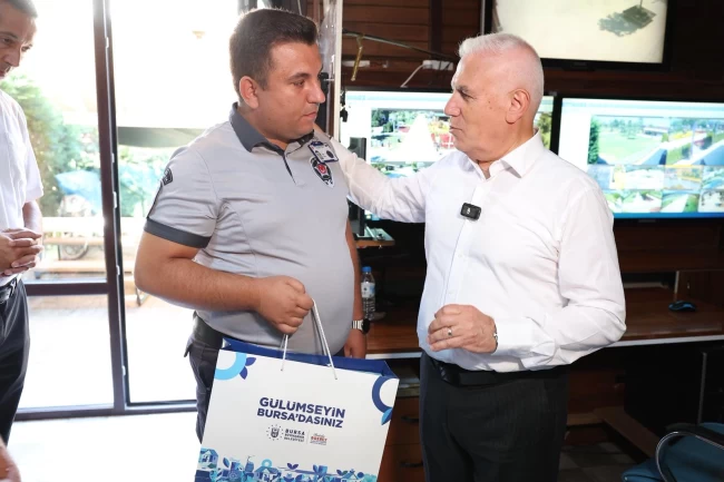 Bursa'da kahraman güvenlik görevlisine Başkan Bozbey'den tebrik