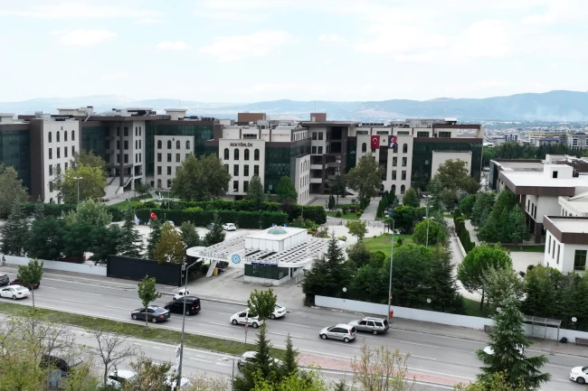 BTÜ'ye YÖKAK'tan 5 yıllık tam akreditasyon