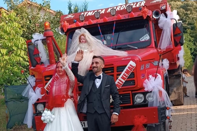 Düzce'de hafriyat kamyonu gelin arabası oldu