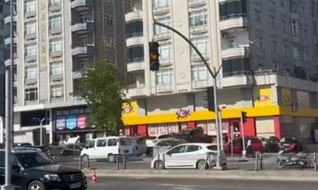 Şiddetli rüzgar trafik lambasını kopardı