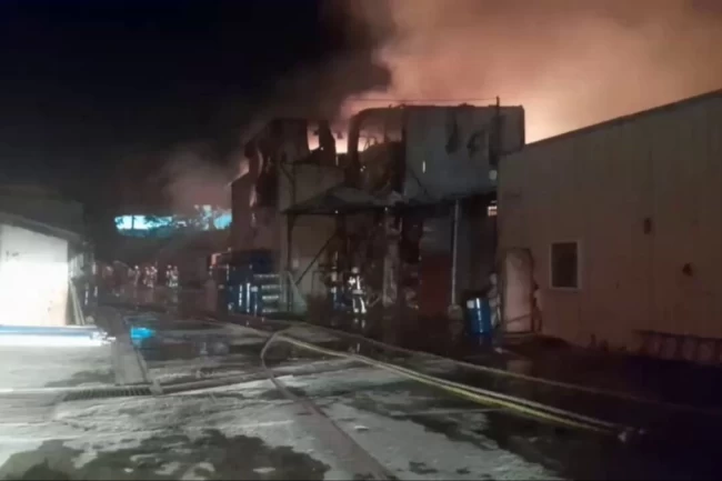 İstanbul Çekmeköy'de sünger fabrikası yandı
