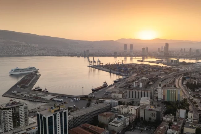 İzmir Büyükşehir'in ulusal kredi notunda tarihi artış