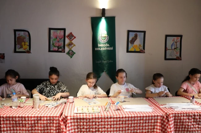 Çocuklar İnegöl'de sanatla eğleniyor, öğreniyor
