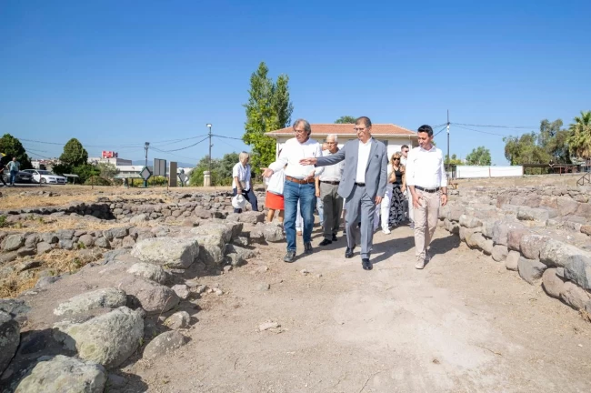Başkan Tugay Smyrna kazılarını inceledi