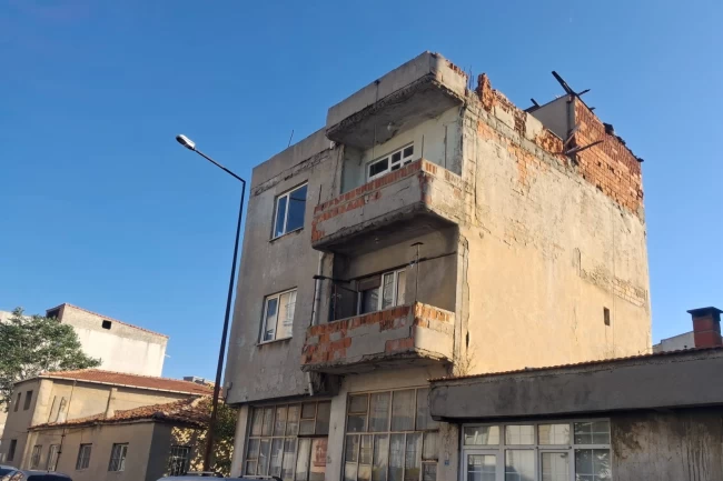 Edirne Keşan'da yarım kalan inşaat mahalleliyi tedirgin ediyor