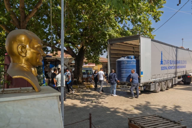 İzmir Büyükşehir yanan köylere can suyu oluyor