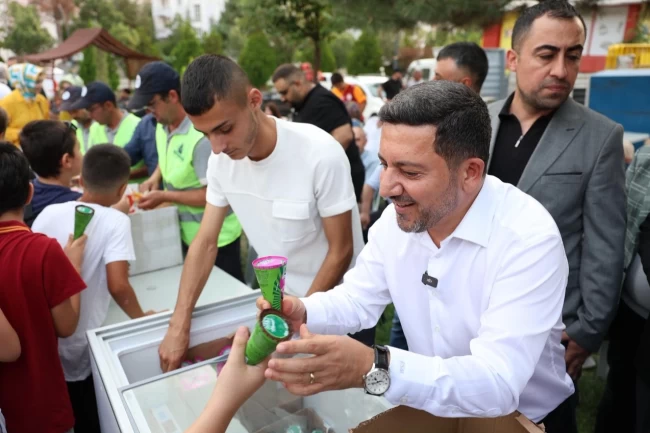 Rasim Arı'dan Nevşehirli çocuklara limonata ve dondurma