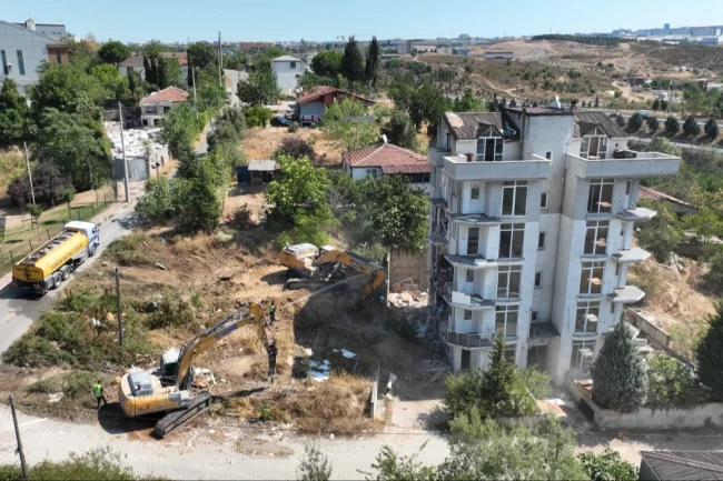 Kocaeli Çayırova'da riskli yapılara yıkım