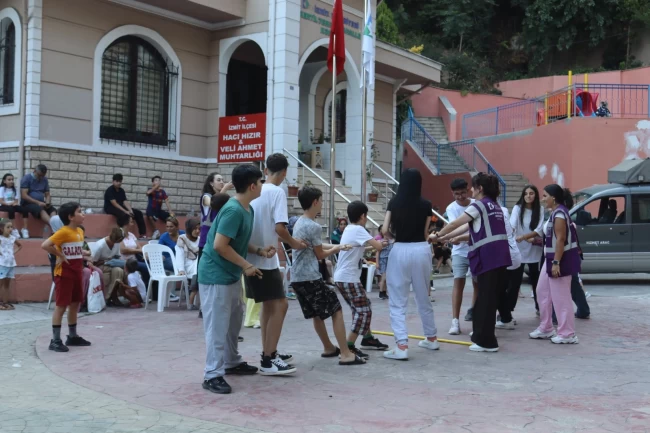 İzmit'in mahallelerinde geleneksel şenlikte binlerce çocuk buluştu