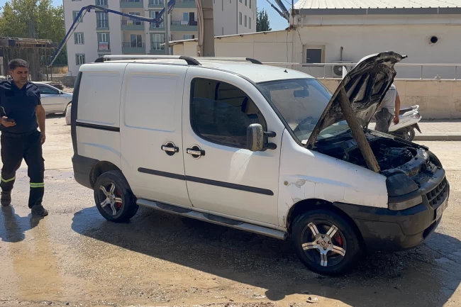 Adıyaman'da otomobil alev aldı: Beton mikseri sürücüsünden ilk müdahale