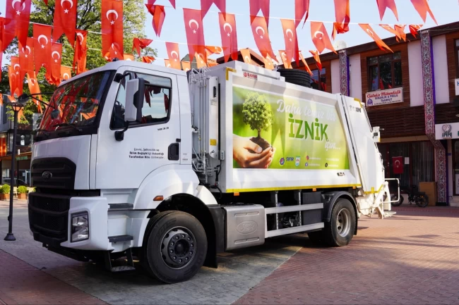 Bursa İznik'e bakanlıktan hibe çöp kamyonu
