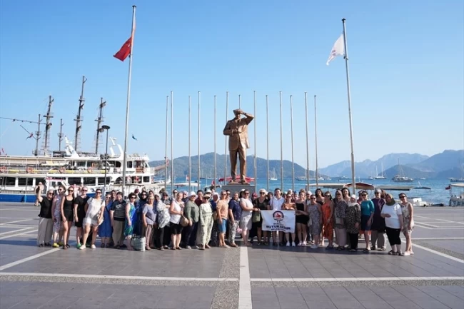 Denizli'de yüzme öğrenen kadınlar Marmaris'te denizle buluştu
