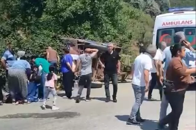 Düzce'de römork devrildi: Çok sayıda yaralı var