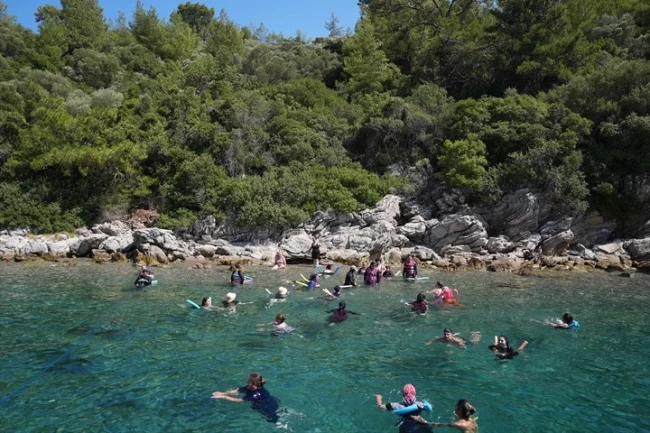 Yüzme öğrenen kadınlar Marmaris'te denizle buluştu