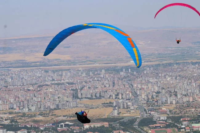 Kayseri'de yamaç paraşütçüleri kıyasıya yarıştı