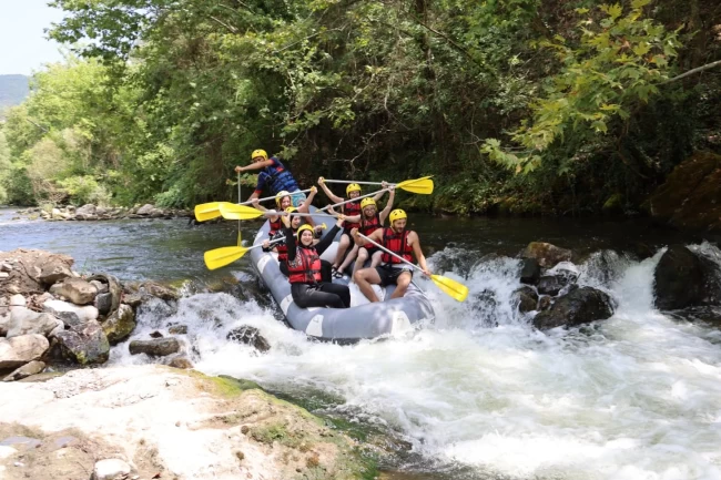 Bursa'da gençlerin rafting heyecanı