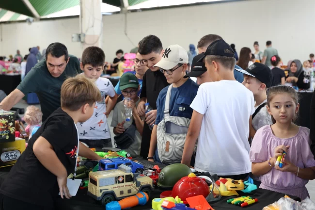 Çocuklar Genç Komek 2. El Oyuncak Pazarı ile bayram yaptı