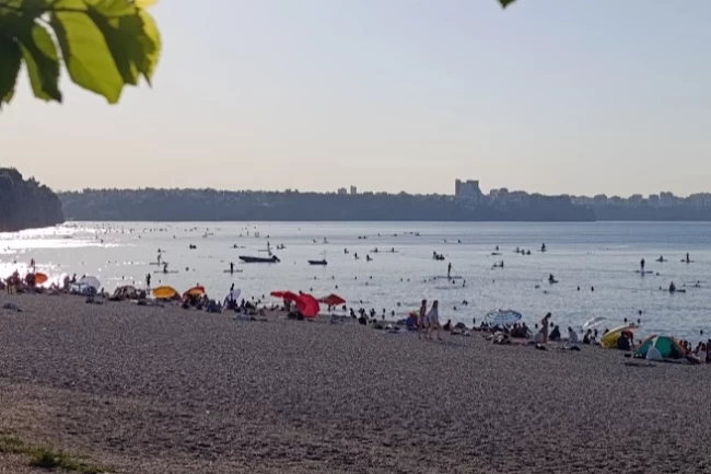 Antalya'da sıcaktan bunalanlar o plaja akın etti!