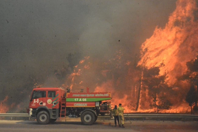 Orman yangınlarında son durum... Manisa ve Çanakkale'de mücadele sürüyor