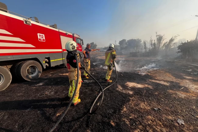 İzmir Menemen'deki ot yangını fabrikalara sıçramadan kontrol altında