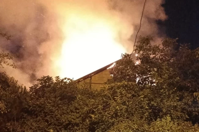 Düzce'de geceyi aydınlatan yangın