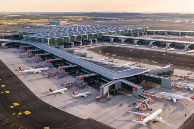 Temmuz'da 1,3 milyon yolcu İzmir'den havalandı