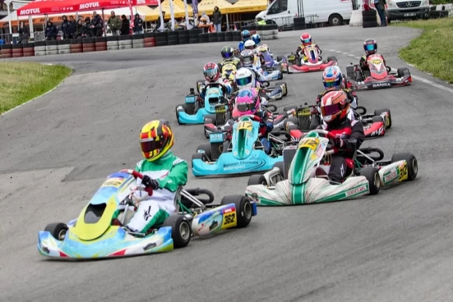 Karting heyecanı Tuzla'da sürüyor
