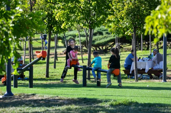 Sıcaktan bunalan parklara kaçıyor