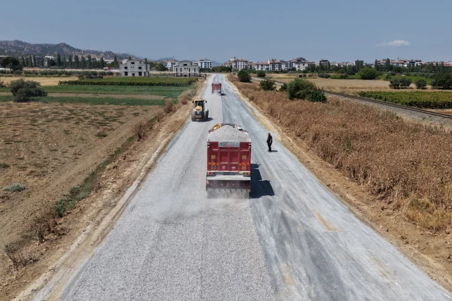Manisa Salihli'de Büyükşehir'den yol çalışması