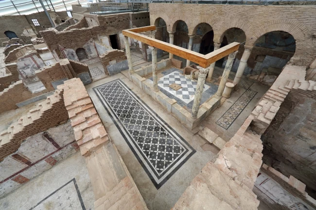 Efes'in simge yapılarından Yamaçevler restorasyonda