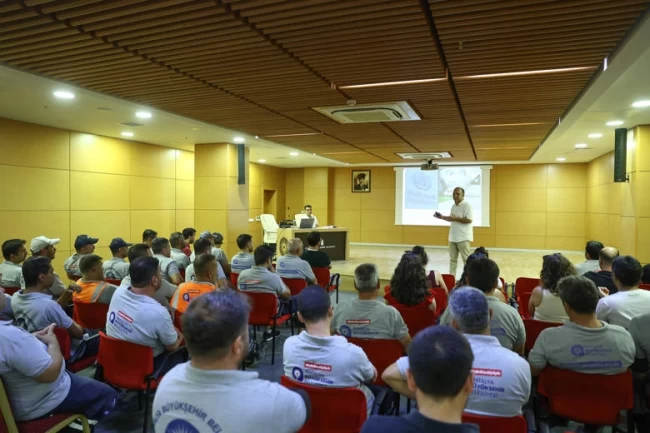 Antalya Büyükşehir'den ilaçlama personeline eğitim