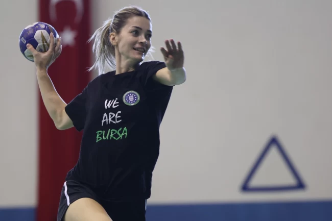 Bursa Büyükşehir'in kadın hentbolcuları yeni sezona iddialı hazırlanıyor