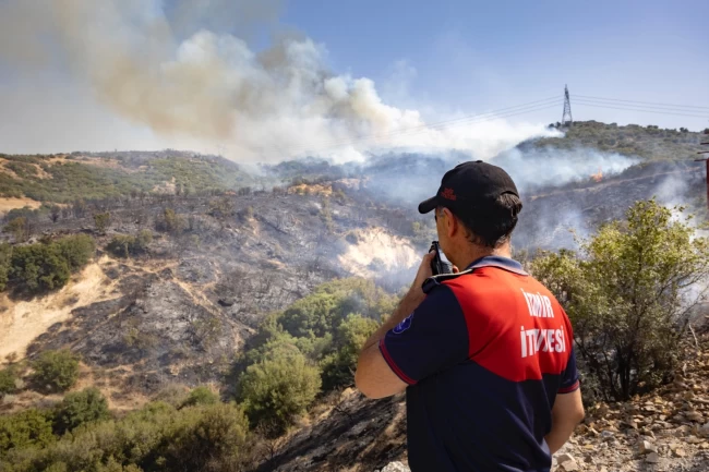 İzmir İtfaiyesi, Aliağa'daki yangına da müdahale ediyor