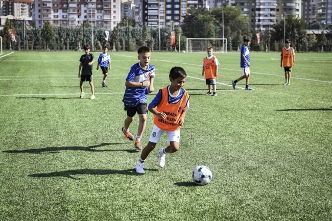 Başkentli minikler yaz tatilinde futbolla buluştu