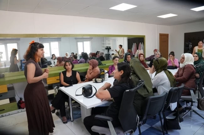 DBB'nin kursundan faydalanan kadınlara toplumsal cinsiyet odaklı atölye