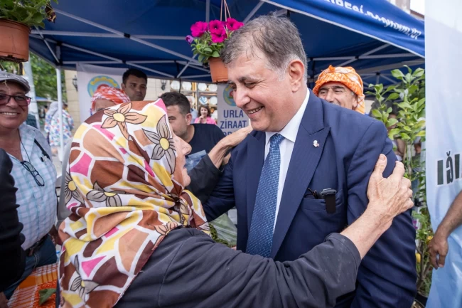 İzmir'de emeklilere destek sürüyor