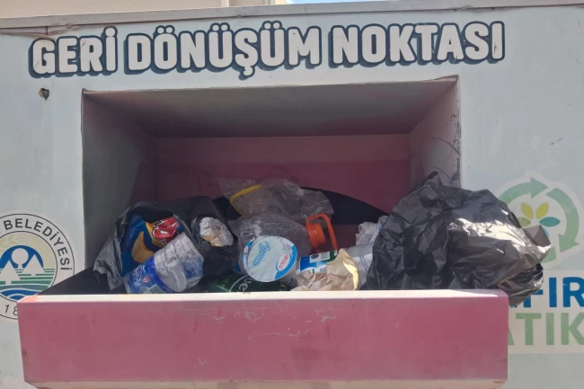 Keşan'da giysi toplama kutularında çöp tepkisi!
