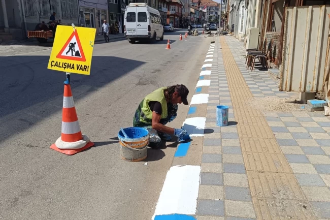 Bilecik Pazaryeri kaldırımlarına "Mavi-Beyaz" makyaj